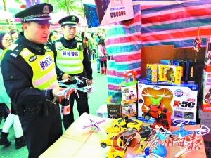 花市巡逻民警劝导无人机商贩。广州日报记者龙成通摄