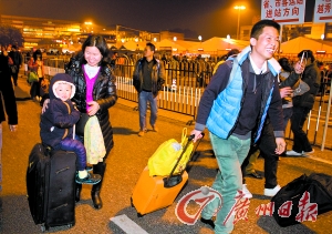广州火车站候乘人数回落。