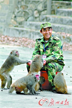 刘清伟和猕猴在一起。
