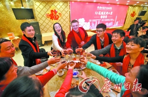晚宴上，来自俄罗斯的友好人家和广州的花城人家一起举杯欢庆。广州日报记者邵权达 摄