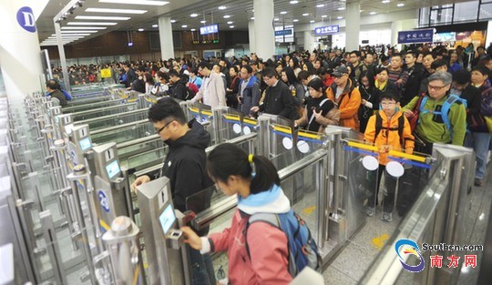 大年初一大批港澳居民经福田口岸入境，挤满大厅自助查验通道。黄俊生摄