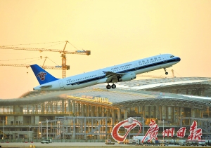 白云机场进入繁忙模式。 　　广州日报黎旭阳 摄