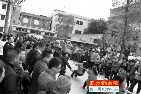 大年初三,东莞寮步镇横坑社区的新春运动会,村民们正在参与拔河比赛。