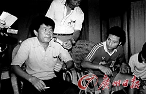当年，曾雪麟（左）与队员赵达裕一起接受采访，如今两人都已不在人世。