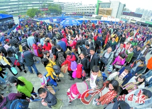 昨日，广州火车站迎来返程客流小高峰。广州日报记者苏俊杰摄