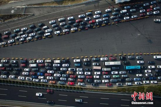 2月11日，行驶在G15高速公路上的大批车辆由北向南缓慢驶上苏通长江大桥。当日是农历正月初四，春节假期已经过半，各地将陆续迎来返程车流高峰。 (来自:中国新闻网)