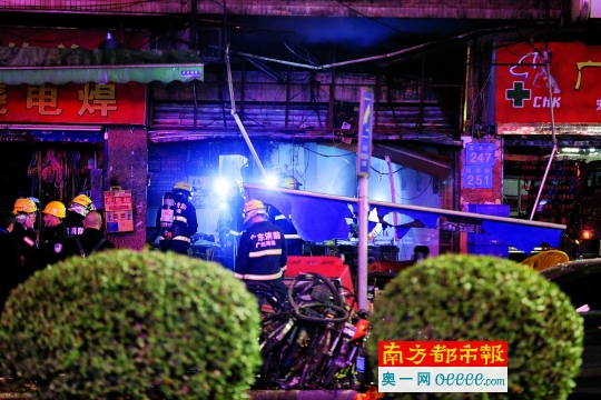 火势被扑灭后，消防人员在事发饭馆查看情况。南都记者 黎湛均 摄