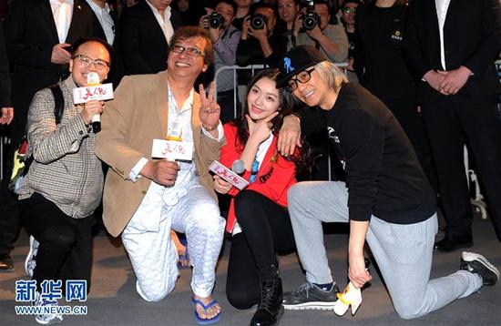 2月16日，周星驰（右一）携电影《美人鱼》部分主创人员与长春影迷见面