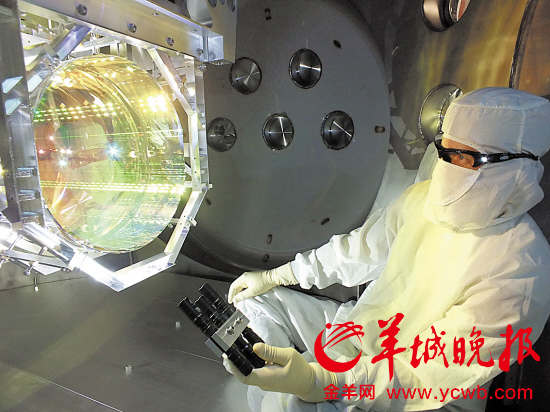 LIGO研究人员在关闭舱门抽制真空前检查光学部件 　　新华社发