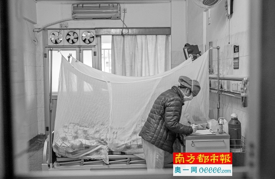 在市八人民医院隔离病区,护士为寨卡病患者进行护理,蚊帐是防止蚊虫叮咬病人后传播病毒。南都记者 邹卫 摄