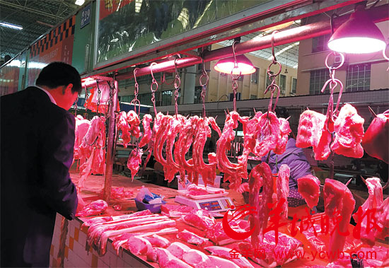 菜场内肉铺用灯光照射猪肉现象普遍