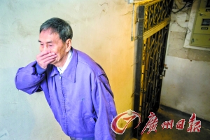 街坊深受恶臭之扰,上下楼梯也要用手掩鼻。