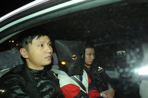 警方将疑犯带回元朗警署作一步调查。(图：香港《星岛日报》网站)