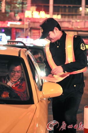 工作人员向出租车司机发放倡议书。