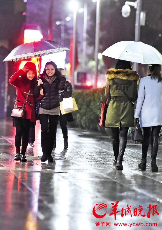 昨晚广州又飘冬雨 羊城晚报记者 黄巍俊 摄