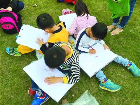 一群孩子正在禅城一公园上美术课（资料图）。 　　/佛山日报记者黄俊波摄
