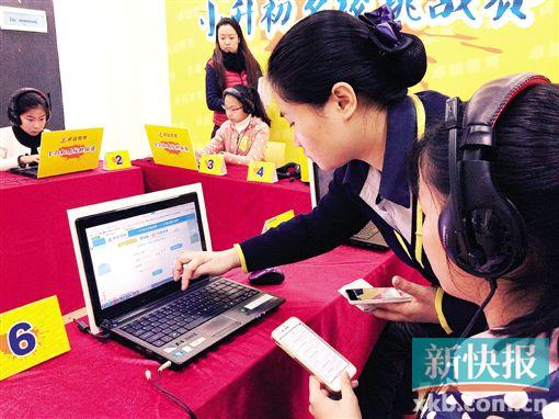 ■学生在老师的指引下,准备开始进行人机面谈。 新快报记者 沈逸云/摄