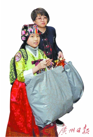 有小学生穿上开学典礼的表演服装回校。广州日报记者黎旭阳摄