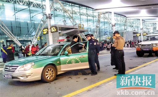 的哥涉嫌暴力抗法抓伤执法人员后,民警赶到现场介入处理。
