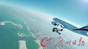 这张阿联酋航空公司2015年11月5日公布的照片显示，依靠固定在背部的喷气式飞行翼驱动的“喷气飞人”与一架空客A380客机比肩翱翔迪拜上空。 　　新华社发