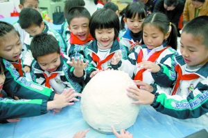 西关实验小学的孩子们昨天做了个像篮球一样大的汤圆。广州日报记者骆昌威摄