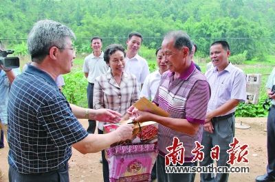 中山市政协主席丘树宏（左）到宝洞村慰问村民。