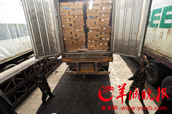 边防官兵清点走私冻品 羊城晚报记者 周巍 通讯员 张成斌 摄