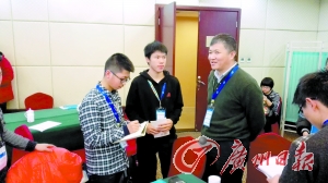 黎世伦(中)与专家教授在现场讨论。