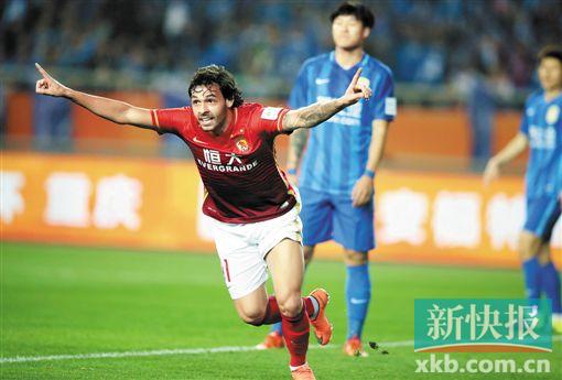 ■广州恒大淘宝队球员高拉特庆祝进球。 新华社发