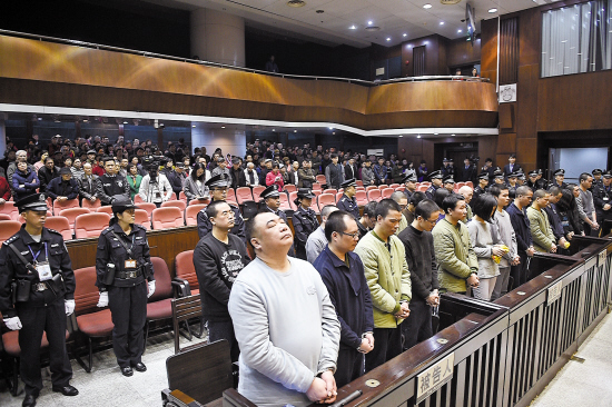 蒋洪伟等人上午在法庭上听判 羊城晚报记者 黄巍俊 摄