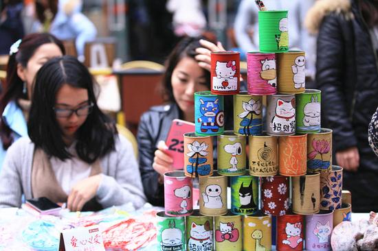 手工匠人在新港82创意集市摆摊