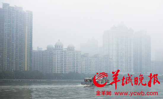 珠江两岸为大雾所笼罩,引风驱霾未尝不是一策 羊城晚报记者 黄巍俊 摄