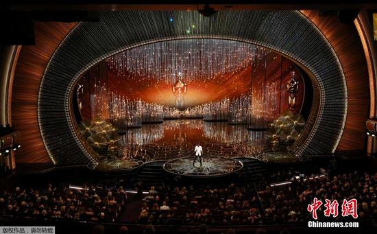 当地时间2月28日，美国洛杉矶杜比剧院，第88届奥斯卡金像奖颁奖礼开始。主持人克里斯·洛克做开场秀。