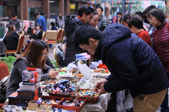 周末两天集市吸引了大量手工爱好者参观
