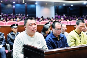 蒋洪伟（左）等人昨日上午在法庭上听判。信息时报记者 陈引 摄