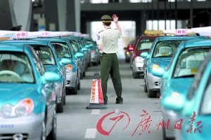 工作人员在维持出租车经营秩序。（资料图片）广州日报记者高鹤涛 摄