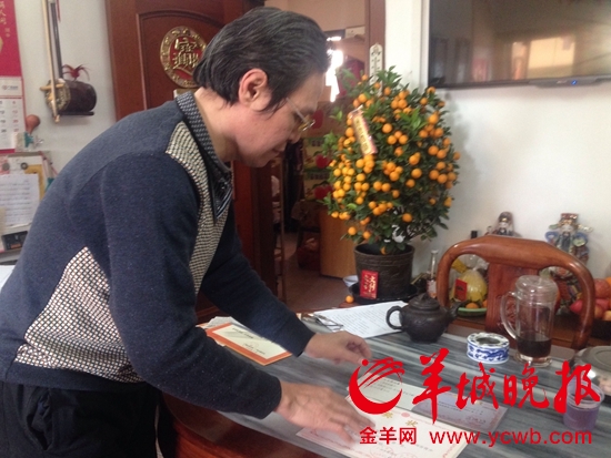 关先生向记者展示那些已补办回来的奖状,大部分奖状在格式或公章盖印上与原件存在出入(何伟杰摄)