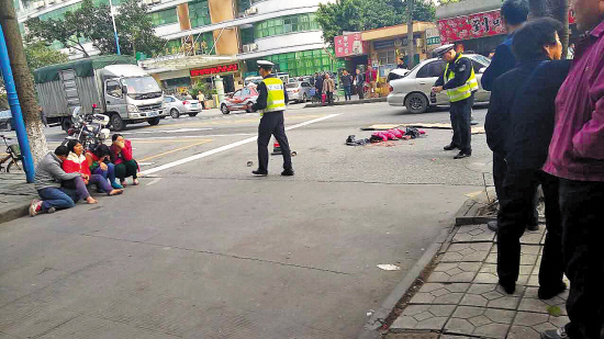 昨日上午，一名6岁女童在随母亲过马路时，进入公交车盲区，女童头部被车轮碾压而过，当场死亡。目前，交警部门已介入调查。