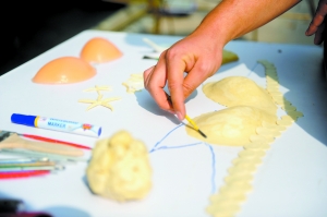 佛山80后手工制作美人鱼尾巴 宣扬环保理念_佛