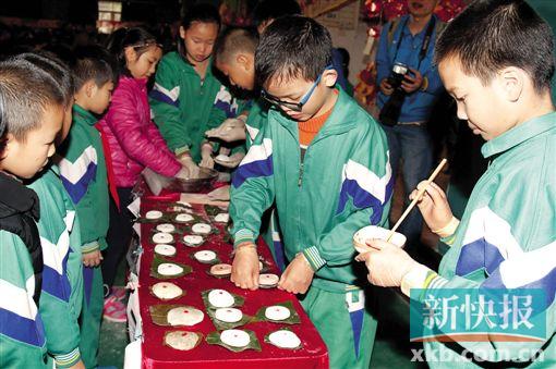 ■春节后开学，广州荔湾区合兴苑小学的学生制作元宵节食品。 新快报记者 毕志毅/摄(资料图片)