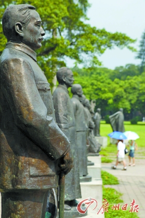 中山大学永芳堂前的十八先贤铜像中的孙中山铜像。（资料图片）