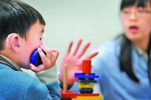 听力师在为听障儿童进行促进听觉功能训练。广州日报记者莫伟浓摄