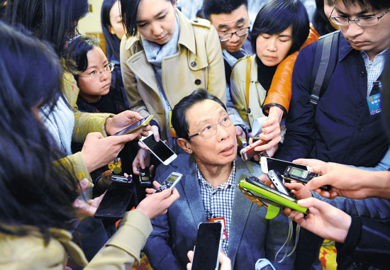 钟南山被记者团团围住 羊城晚报特派北京记者 汤铭明 摄