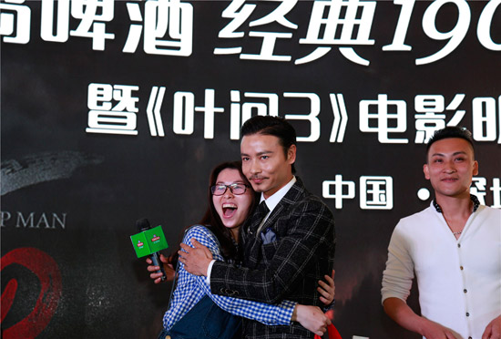 女粉丝兴奋拥抱张晋