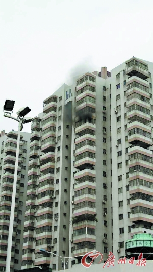 烟雾从房里冒出，阳台被烧黑。