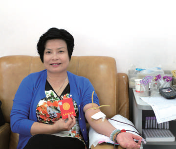 3 月8 日，顺德区政协常委何妙芬第一个来上东献血点献血。