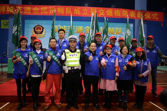 “全民护畅队”领队合影