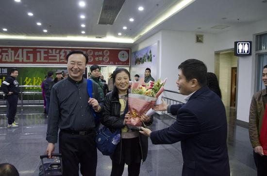 首个东北冬休来湛江旅游团抵达湛江_湛江频