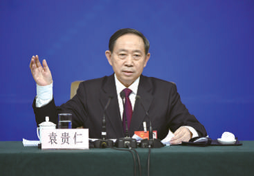 袁贵仁在回答记者提问。/新华社发
