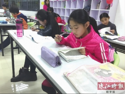 ■学生放学后来到党员志愿服务中心，在活动室里认真写作业。
